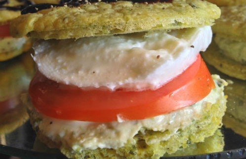 Whoopies al pesto con mozzarella di bufala e pomodori