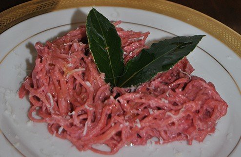 Tagliolini fucsia con sugo alle barbabietole