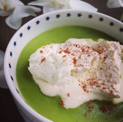 Cappuccino di piselli con panna alla noce moscata