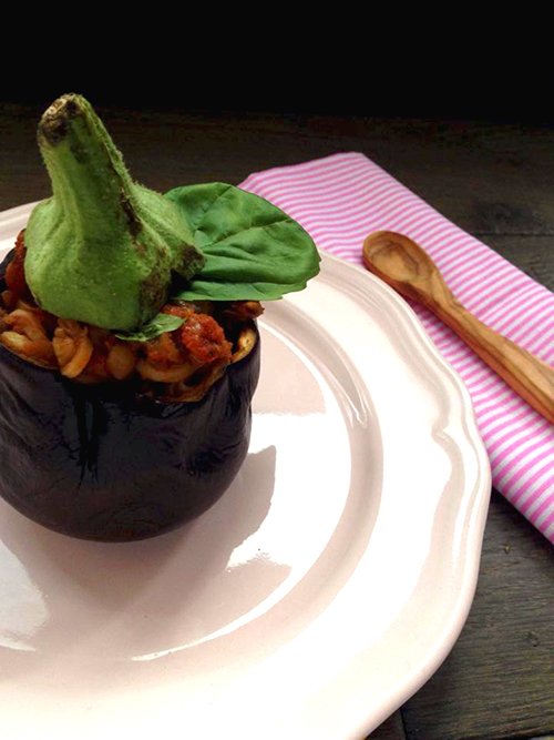 Cocottine di melanzane con noodles, olive e pomodoro