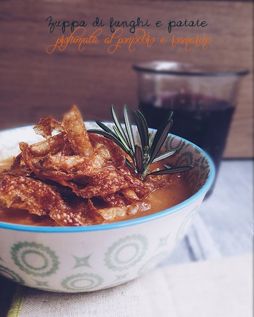 Zuppa di funghi e patate croccanti profumata al pomodoro e rosmarino