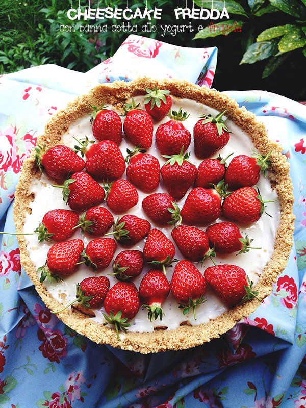 Cheesecake fredda con panna cotta allo yogurt e fragole