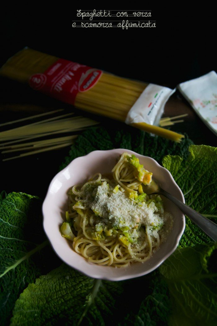 Spaghetti con verza e scamorza affumicata