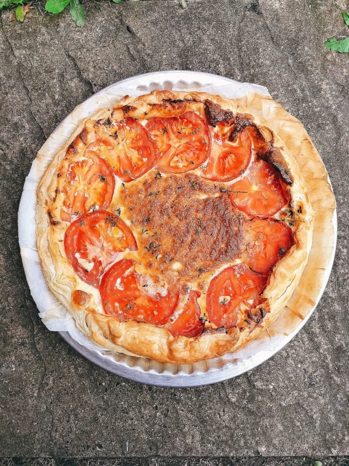 Quiche al salmone, pesto e pomodori